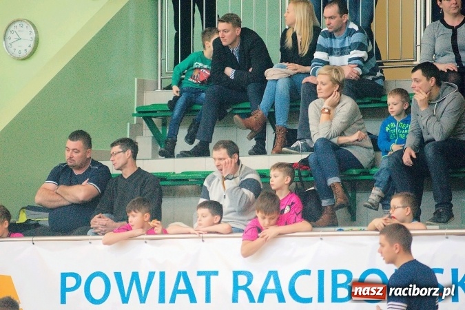 Zdjęcie w galerii na portalu naszraciborz.pl: Zimowa Liga Halowa: Emocjonujące starcia żaków w Arenie Rafako wiadomości z regionu