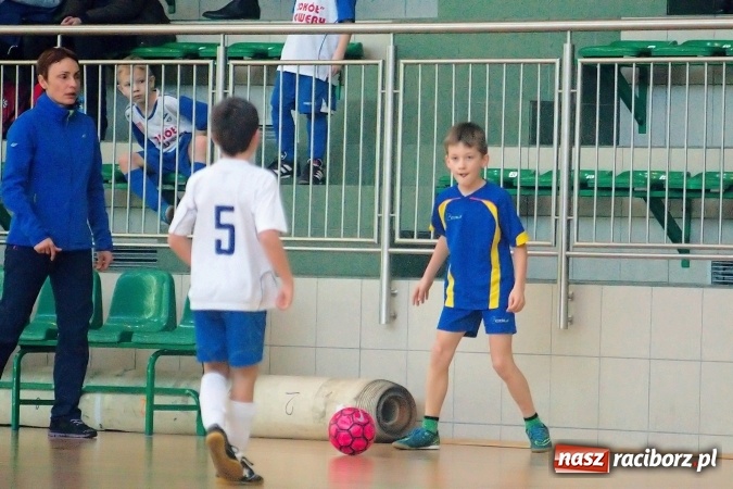 Zdjęcie w galerii na portalu naszraciborz.pl: Zimowa Liga Halowa: Emocjonujące starcia żaków w Arenie Rafako wiadomości z regionu