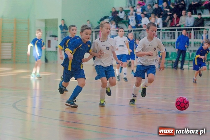 Zdjęcie w galerii na portalu naszraciborz.pl: Zimowa Liga Halowa: Emocjonujące starcia żaków w Arenie Rafako wiadomości z regionu