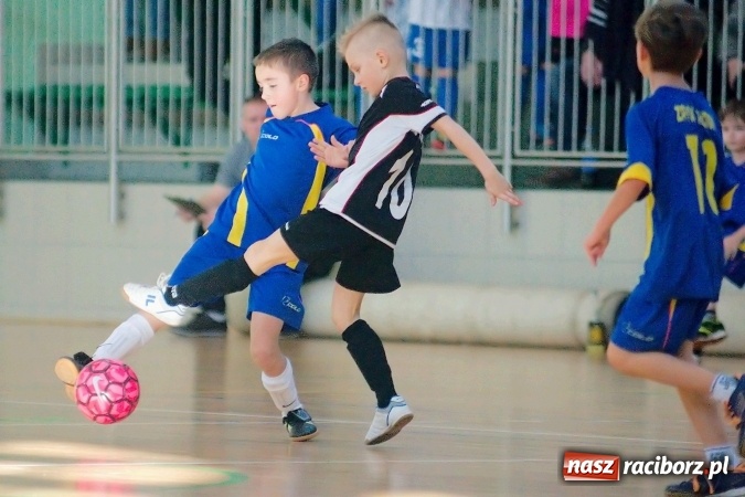 Zdjęcie w galerii na portalu naszraciborz.pl: Zimowa Liga Halowa: Emocjonujące starcia żaków w Arenie Rafako wiadomości z regionu