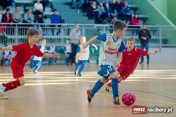 Zdjęcie w galerii na portalu naszraciborz.pl: Zimowa Liga Halowa: Emocjonujące starcia żaków w Arenie Rafako wiadomości z regionu
