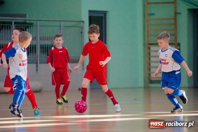 Zdjęcie w galerii na portalu naszraciborz.pl: Zimowa Liga Halowa: Emocjonujące starcia żaków w Arenie Rafako wiadomości z regionu