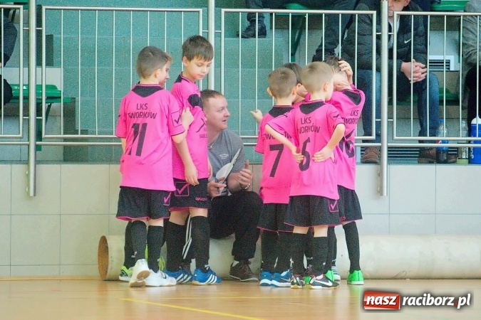 Zdjęcie w galerii na portalu naszraciborz.pl: Zimowa Liga Halowa: Emocjonujące starcia żaków w Arenie Rafako wiadomości z regionu