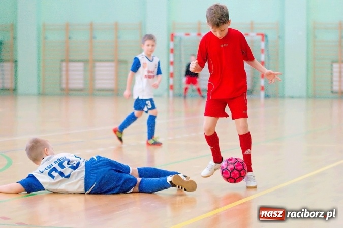 Zdjęcie w galerii na portalu naszraciborz.pl: Zimowa Liga Halowa: Emocjonujące starcia żaków w Arenie Rafako wiadomości z regionu