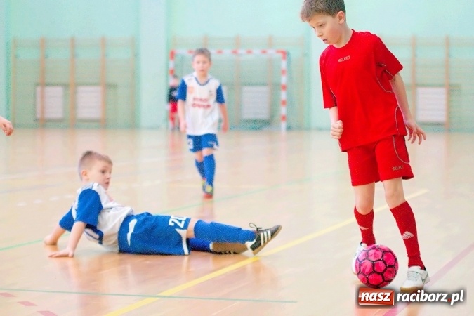 Zdjęcie w galerii na portalu naszraciborz.pl: Zimowa Liga Halowa: Emocjonujące starcia żaków w Arenie Rafako wiadomości z regionu