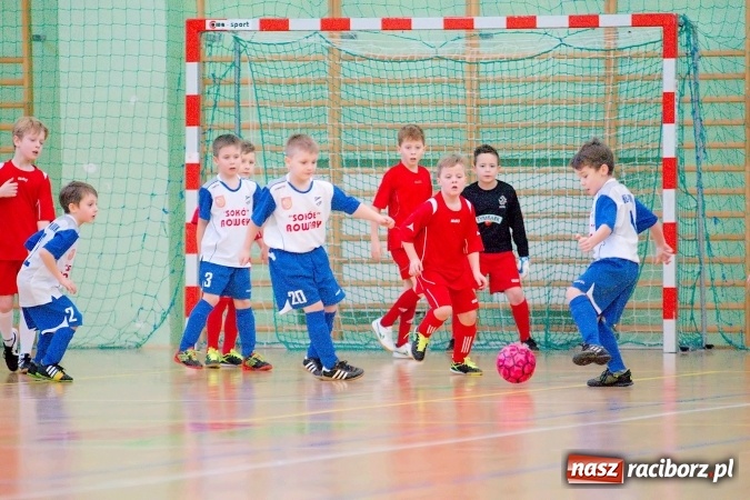 Zdjęcie w galerii na portalu naszraciborz.pl: Zimowa Liga Halowa: Emocjonujące starcia żaków w Arenie Rafako wiadomości z regionu