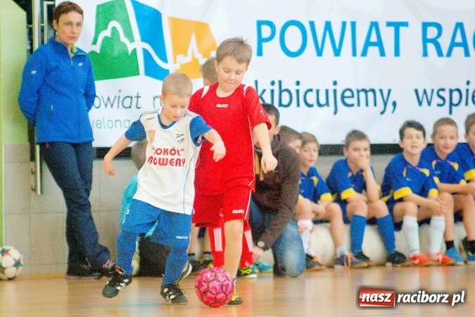 Zdjęcie w galerii na portalu naszraciborz.pl: Zimowa Liga Halowa: Emocjonujące starcia żaków w Arenie Rafako wiadomości z regionu