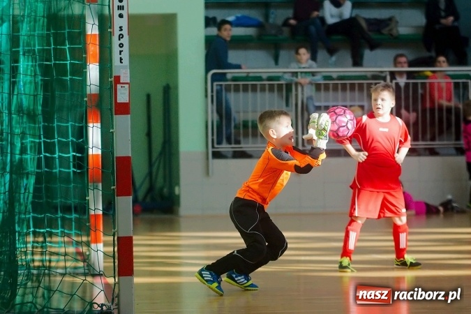 Zdjęcie w galerii na portalu naszraciborz.pl: Zimowa Liga Halowa: Emocjonujące starcia żaków w Arenie Rafako wiadomości z regionu