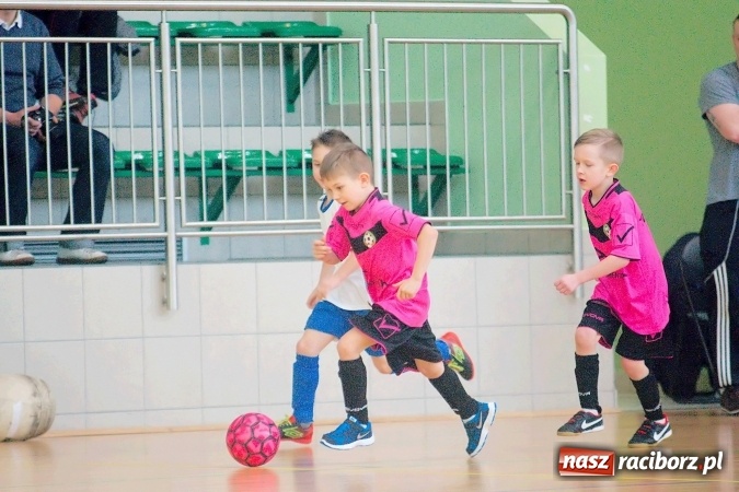 Zdjęcie w galerii na portalu naszraciborz.pl: Zimowa Liga Halowa: Emocjonujące starcia żaków w Arenie Rafako wiadomości z regionu
