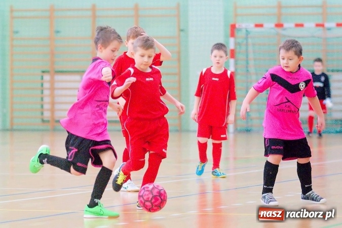 Zdjęcie w galerii na portalu naszraciborz.pl: Zimowa Liga Halowa: Emocjonujące starcia żaków w Arenie Rafako wiadomości z regionu