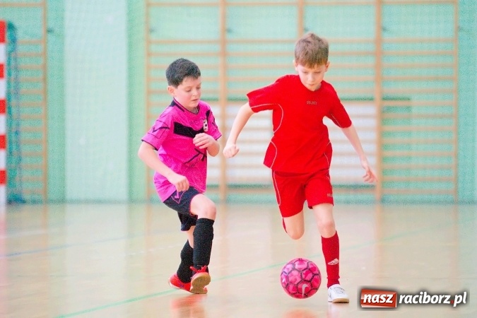Zdjęcie w galerii na portalu naszraciborz.pl: Zimowa Liga Halowa: Emocjonujące starcia żaków w Arenie Rafako wiadomości z regionu