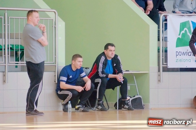 Zdjęcie w galerii na portalu naszraciborz.pl: Zimowa Liga Halowa: Emocjonujące starcia żaków w Arenie Rafako wiadomości z regionu