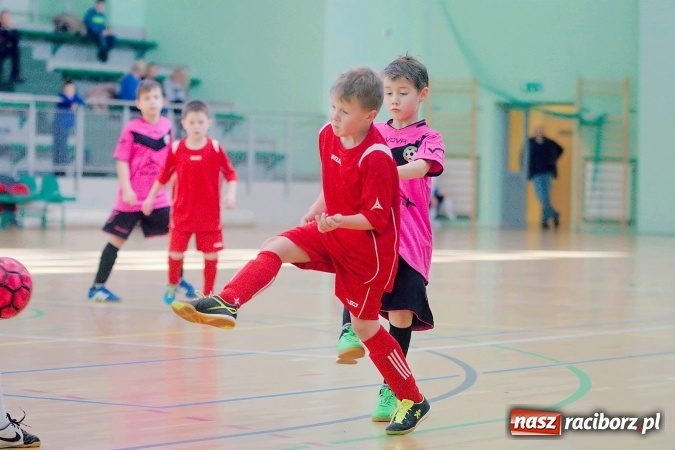 Zdjęcie w galerii na portalu naszraciborz.pl: Zimowa Liga Halowa: Emocjonujące starcia żaków w Arenie Rafako wiadomości z regionu