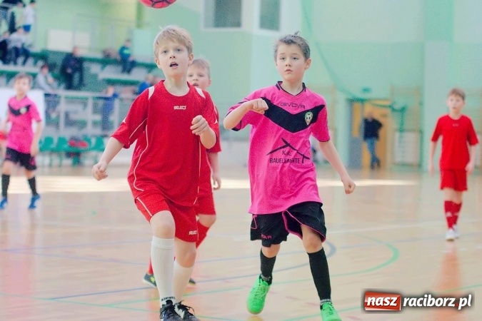 Zdjęcie w galerii na portalu naszraciborz.pl: Zimowa Liga Halowa: Emocjonujące starcia żaków w Arenie Rafako wiadomości z regionu