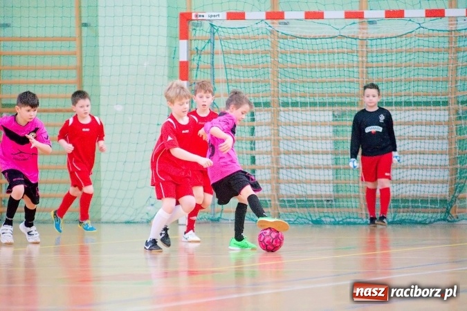 Zdjęcie w galerii na portalu naszraciborz.pl: Zimowa Liga Halowa: Emocjonujące starcia żaków w Arenie Rafako wiadomości z regionu