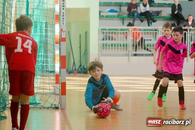 Zdjęcie w galerii na portalu naszraciborz.pl: Zimowa Liga Halowa: Emocjonujące starcia żaków w Arenie Rafako wiadomości z regionu