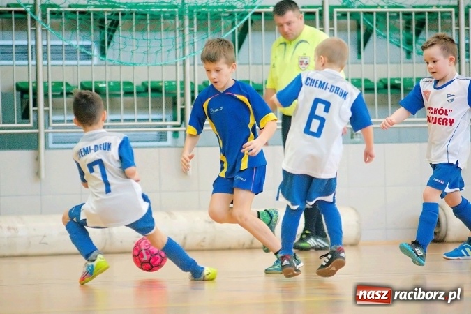 Zdjęcie w galerii na portalu naszraciborz.pl: Zimowa Liga Halowa: Emocjonujące starcia żaków w Arenie Rafako wiadomości z regionu
