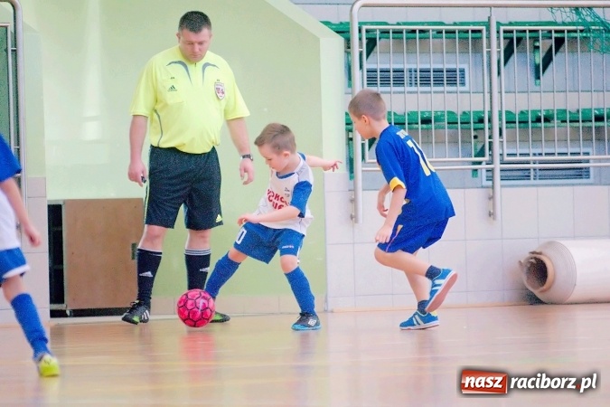 Zdjęcie w galerii na portalu naszraciborz.pl: Zimowa Liga Halowa: Emocjonujące starcia żaków w Arenie Rafako wiadomości z regionu