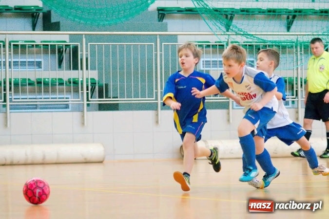 Zdjęcie w galerii na portalu naszraciborz.pl: Zimowa Liga Halowa: Emocjonujące starcia żaków w Arenie Rafako wiadomości z regionu