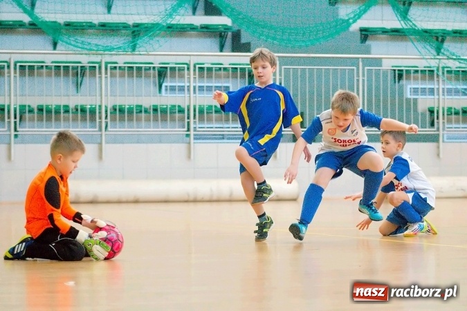 Zdjęcie w galerii na portalu naszraciborz.pl: Zimowa Liga Halowa: Emocjonujące starcia żaków w Arenie Rafako wiadomości z regionu