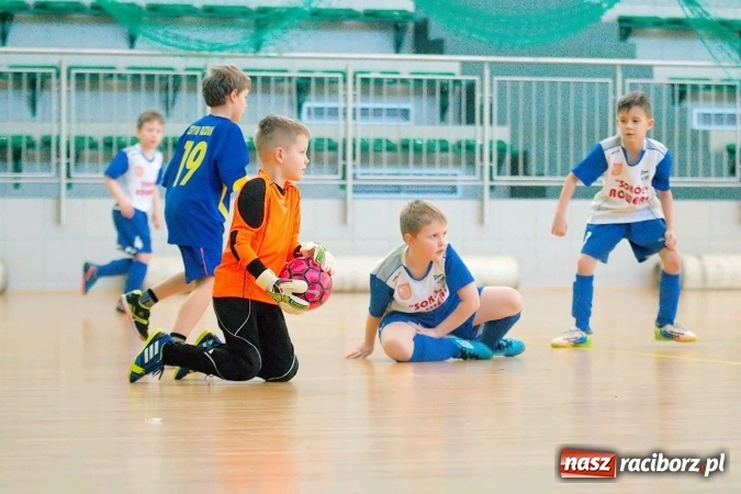 Zdjęcie w galerii na portalu naszraciborz.pl: Zimowa Liga Halowa: Emocjonujące starcia żaków w Arenie Rafako wiadomości z regionu
