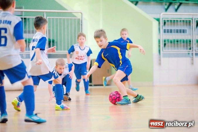 Zdjęcie w galerii na portalu naszraciborz.pl: Zimowa Liga Halowa: Emocjonujące starcia żaków w Arenie Rafako wiadomości z regionu