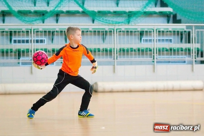 Zdjęcie w galerii na portalu naszraciborz.pl: Zimowa Liga Halowa: Emocjonujące starcia żaków w Arenie Rafako wiadomości z regionu