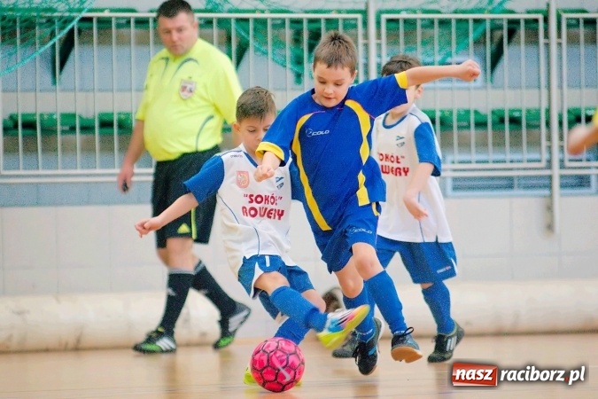 Zdjęcie w galerii na portalu naszraciborz.pl: Zimowa Liga Halowa: Emocjonujące starcia żaków w Arenie Rafako wiadomości z regionu