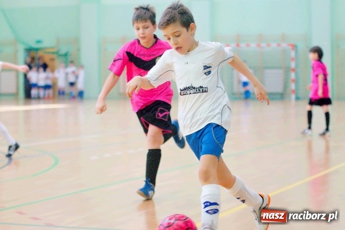 Zdjęcie w galerii na portalu naszraciborz.pl: Zimowa Liga Halowa: Emocjonujące starcia żaków w Arenie Rafako wiadomości z regionu