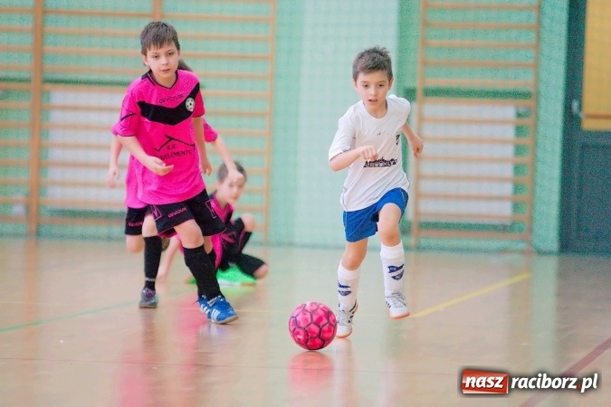 Zdjęcie w galerii na portalu naszraciborz.pl: Zimowa Liga Halowa: Emocjonujące starcia żaków w Arenie Rafako wiadomości z regionu