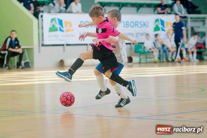 Zdjęcie w galerii na portalu naszraciborz.pl: Zimowa Liga Halowa: Emocjonujące starcia żaków w Arenie Rafako wiadomości z regionu