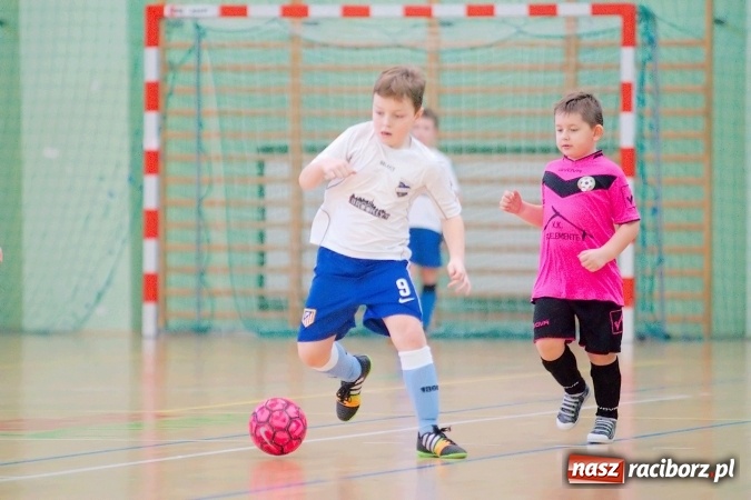 Zdjęcie w galerii na portalu naszraciborz.pl: Zimowa Liga Halowa: Emocjonujące starcia żaków w Arenie Rafako wiadomości z regionu