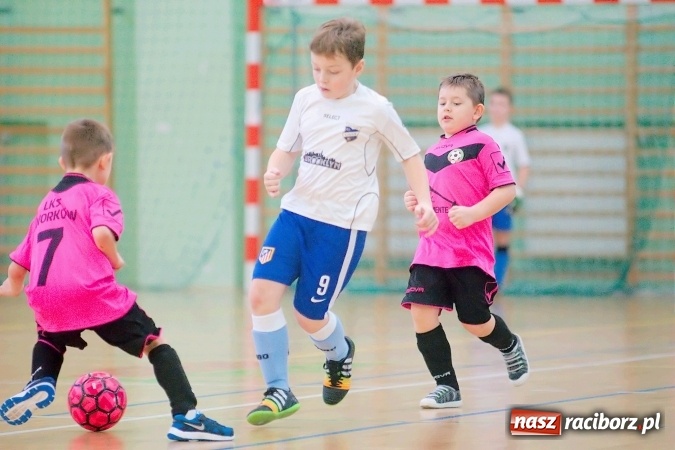Zdjęcie w galerii na portalu naszraciborz.pl: Zimowa Liga Halowa: Emocjonujące starcia żaków w Arenie Rafako wiadomości z regionu