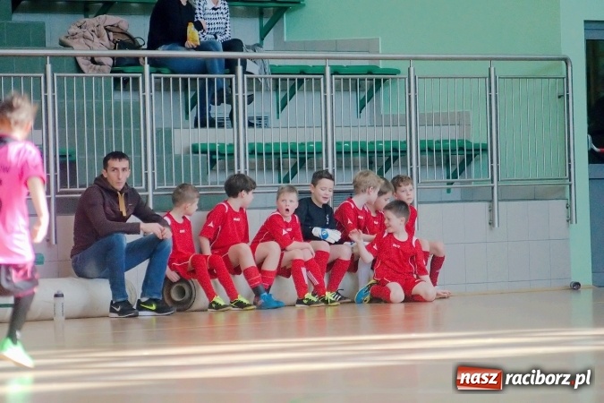 Zdjęcie w galerii na portalu naszraciborz.pl: Zimowa Liga Halowa: Emocjonujące starcia żaków w Arenie Rafako wiadomości z regionu