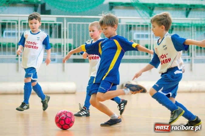Zdjęcie w galerii na portalu naszraciborz.pl: Zimowa Liga Halowa: Emocjonujące starcia żaków w Arenie Rafako wiadomości z regionu