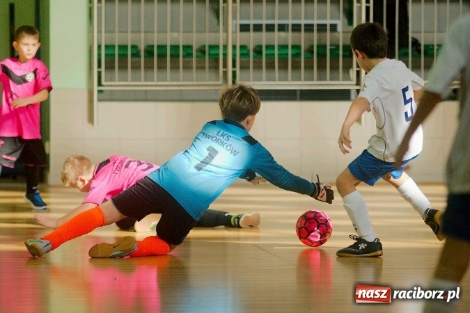 Zdjęcie w galerii na portalu naszraciborz.pl: Zimowa Liga Halowa: Emocjonujące starcia żaków w Arenie Rafako wiadomości z regionu