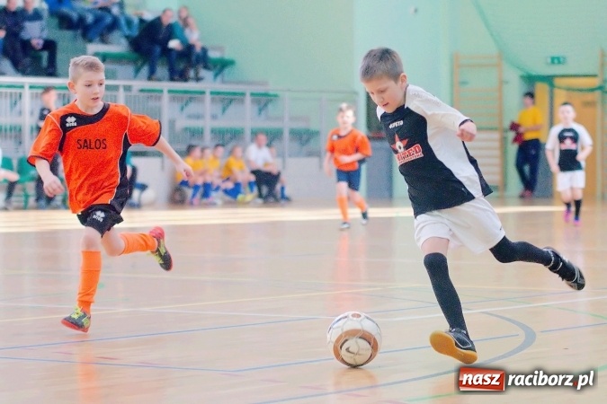 Zdjęcie w galerii na portalu naszraciborz.pl: Zimowa Liga Halowa: Emocjonujące starcia żaków w Arenie Rafako wiadomości z regionu