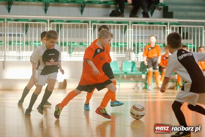 Zdjęcie w galerii na portalu naszraciborz.pl: Zimowa Liga Halowa: Emocjonujące starcia żaków w Arenie Rafako wiadomości z regionu