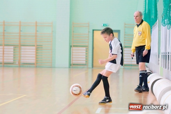 Zdjęcie w galerii na portalu naszraciborz.pl: Zimowa Liga Halowa: Emocjonujące starcia żaków w Arenie Rafako wiadomości z regionu