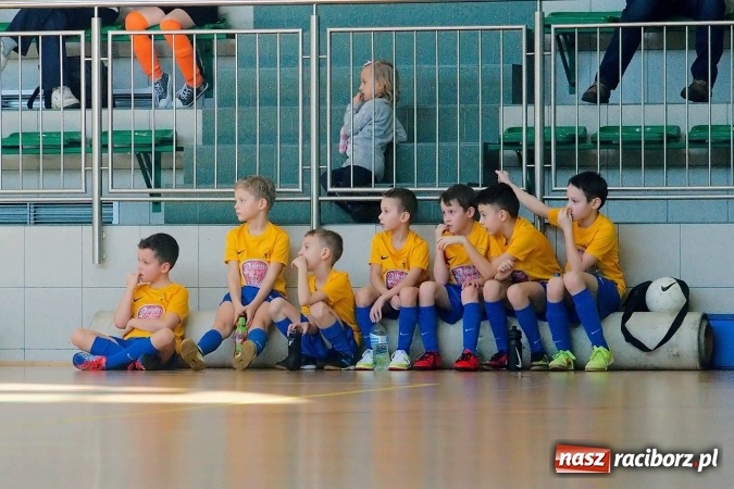 Zdjęcie w galerii na portalu naszraciborz.pl: Zimowa Liga Halowa: Emocjonujące starcia żaków w Arenie Rafako wiadomości z regionu