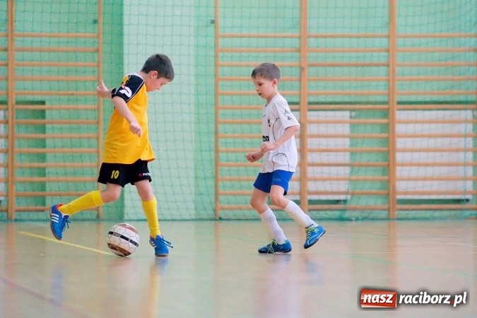 Zdjęcie w galerii na portalu naszraciborz.pl: Zimowa Liga Halowa: Emocjonujące starcia żaków w Arenie Rafako wiadomości z regionu