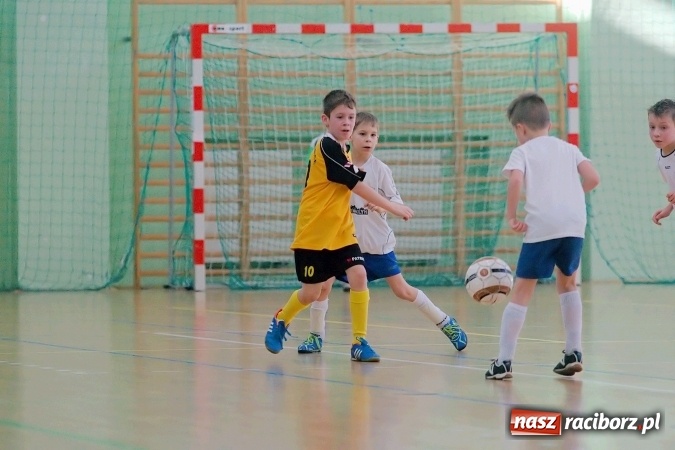 Zdjęcie w galerii na portalu naszraciborz.pl: Zimowa Liga Halowa: Emocjonujące starcia żaków w Arenie Rafako wiadomości z regionu