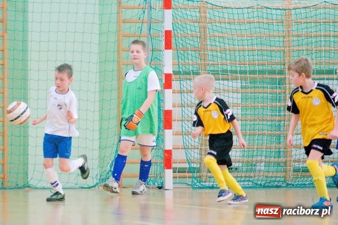 Zdjęcie w galerii na portalu naszraciborz.pl: Zimowa Liga Halowa: Emocjonujące starcia żaków w Arenie Rafako wiadomości z regionu