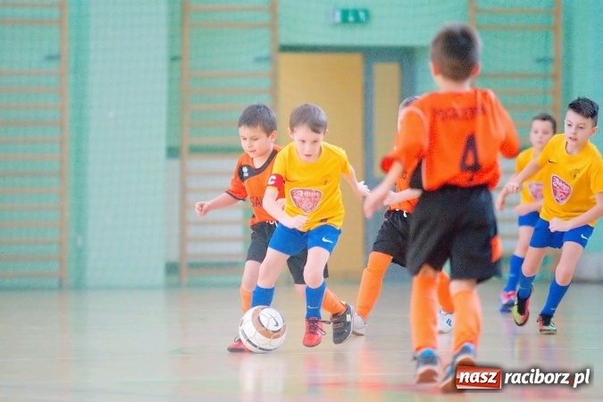 Zdjęcie w galerii na portalu naszraciborz.pl: Zimowa Liga Halowa: Emocjonujące starcia żaków w Arenie Rafako wiadomości z regionu