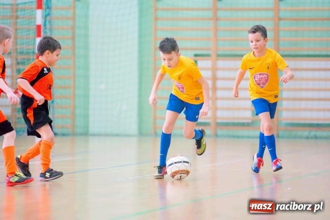 Zdjęcie w galerii na portalu naszraciborz.pl: Zimowa Liga Halowa: Emocjonujące starcia żaków w Arenie Rafako wiadomości z regionu