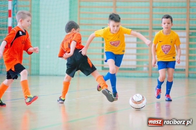 Zdjęcie w galerii na portalu naszraciborz.pl: Zimowa Liga Halowa: Emocjonujące starcia żaków w Arenie Rafako wiadomości z regionu