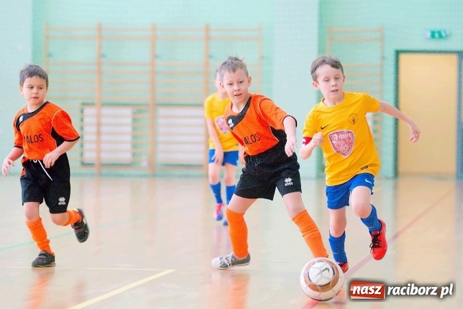 Zdjęcie w galerii na portalu naszraciborz.pl: Zimowa Liga Halowa: Emocjonujące starcia żaków w Arenie Rafako wiadomości z regionu