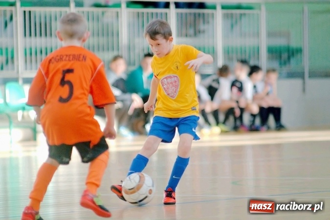 Zdjęcie w galerii na portalu naszraciborz.pl: Zimowa Liga Halowa: Emocjonujące starcia żaków w Arenie Rafako wiadomości z regionu