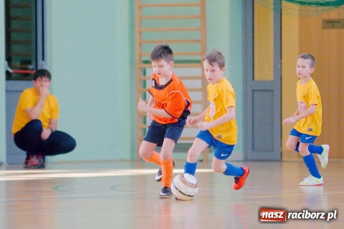 Zdjęcie w galerii na portalu naszraciborz.pl: Zimowa Liga Halowa: Emocjonujące starcia żaków w Arenie Rafako wiadomości z regionu