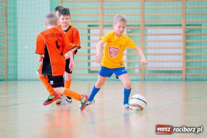 Zdjęcie w galerii na portalu naszraciborz.pl: Zimowa Liga Halowa: Emocjonujące starcia żaków w Arenie Rafako wiadomości z regionu